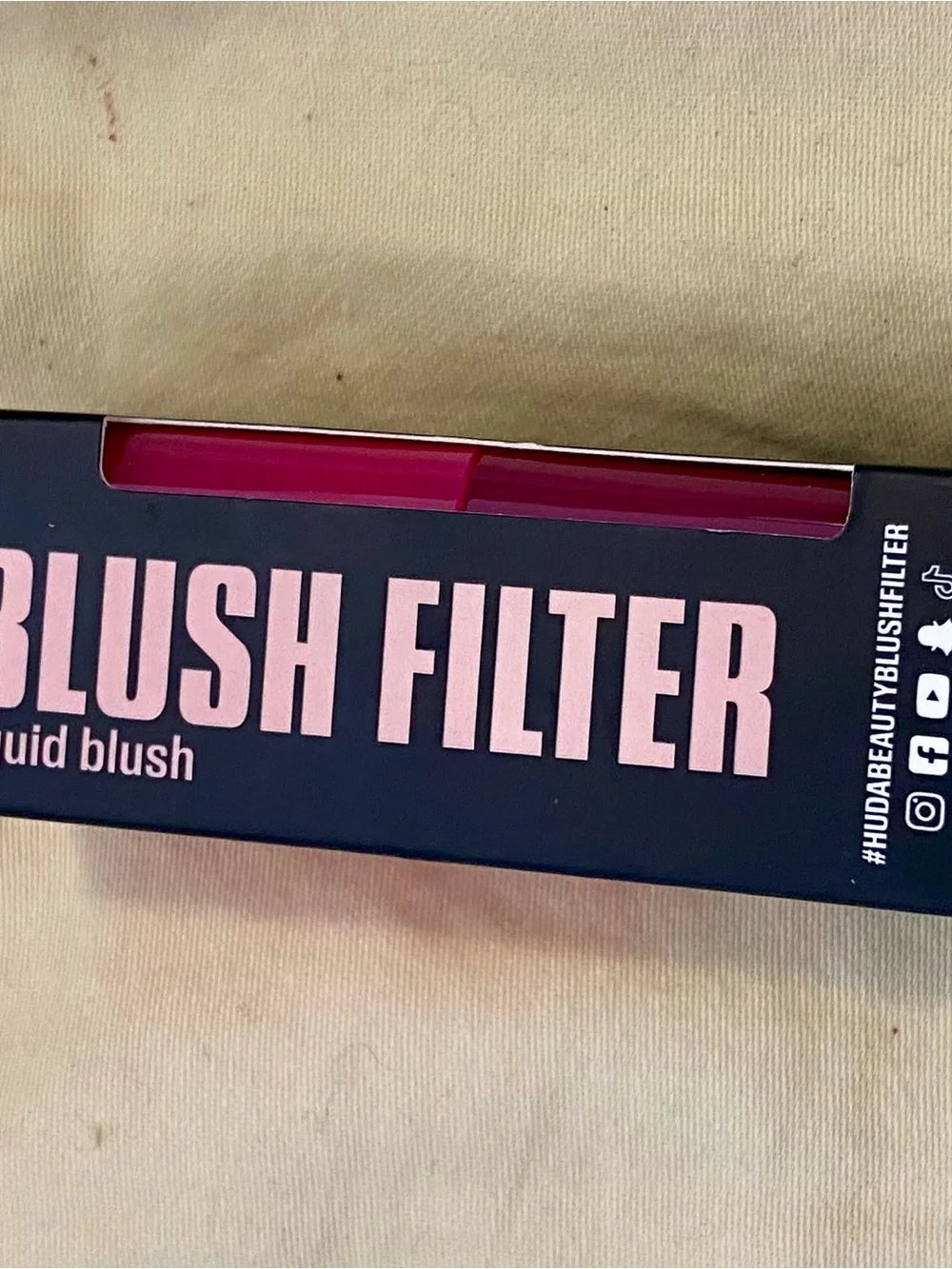 NIB HUDA BEAUTY “Blush Filter”  in Intense Guava